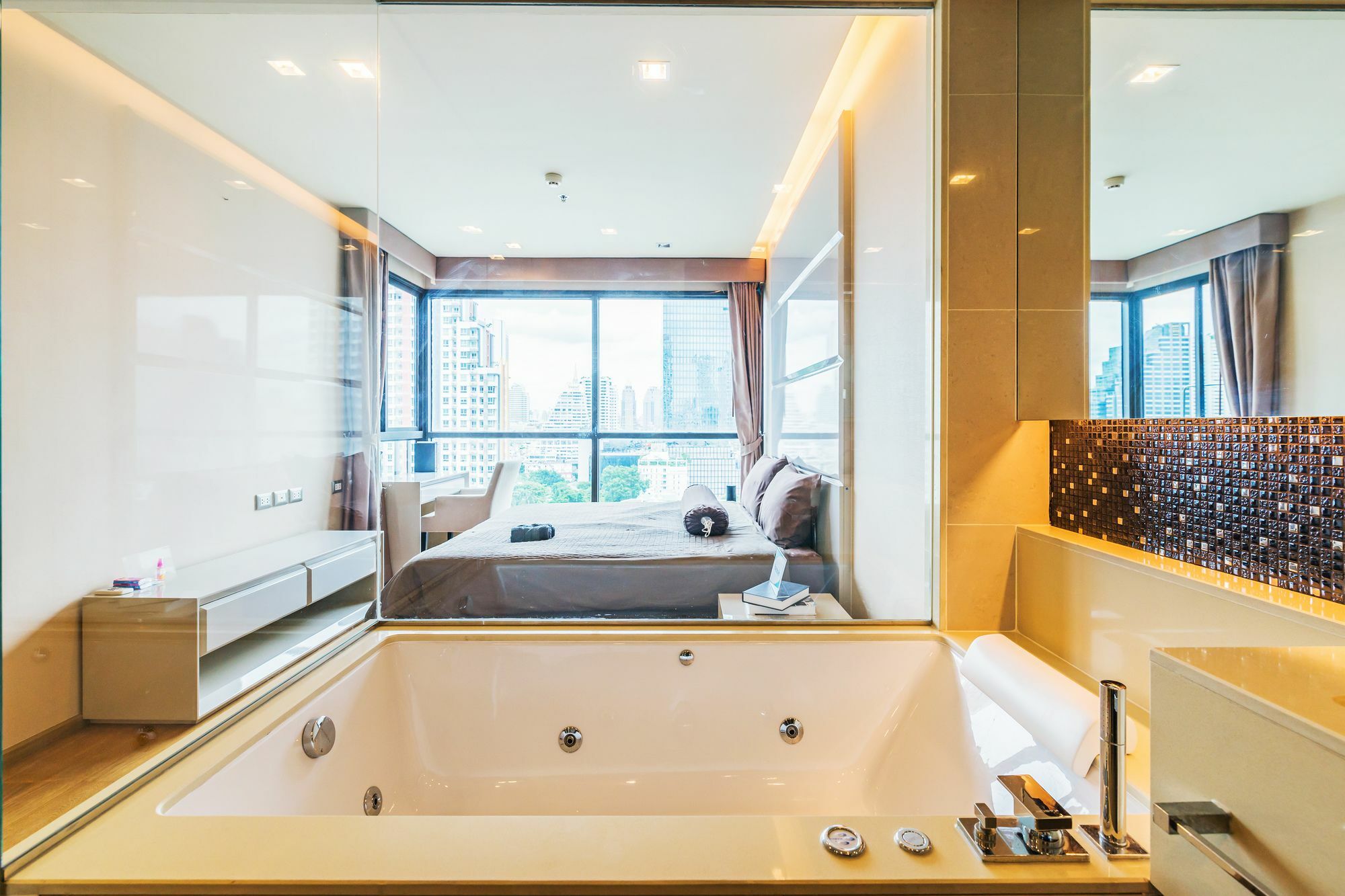 The Address Sathorn By Favstay Банкок Екстериор снимка